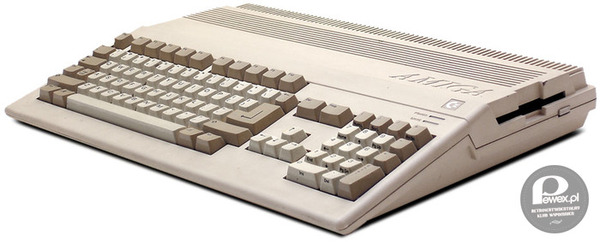 Piękna Amiga 500 – 16-bitowy mikrokomputer domowy, wprowadzony na rynek w 1987 roku przez firmę Commodore International. Był to komputer domowy o zamkniętej architekturze z jednostką centralną zintegrowaną w jednej obudowie z klawiaturą i napędem dyskietek. 