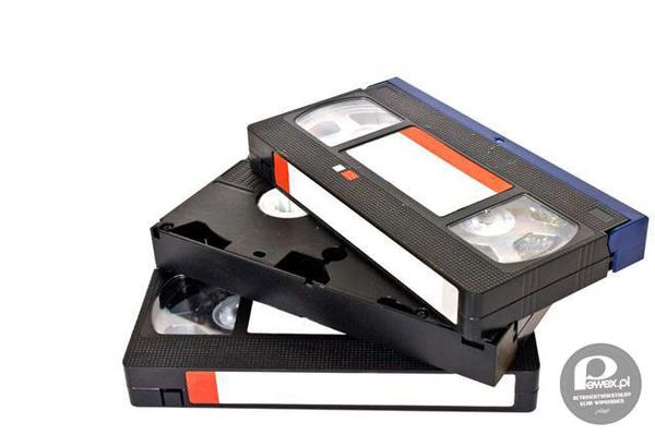 Kasety video VHS – Pamiętacie kursowanie pomiędzy domem, a wypożyczalnią? Tradycyjnie najlepsze filmy spod lady. 