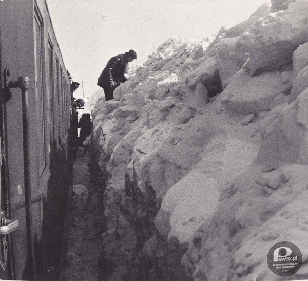 Zima stulecia 1978/1979 – Ta zima była wyjątkowo śnieżna. W noc sylwestrową 1978 rozpoczęły się tak intensywne opady śniegu (na Dolnym Śląsku z początku był to deszcz), że wkrótce potem w styczniu 1979 sparaliżowany został cały kraj, brakowało surowców energetycznych. 