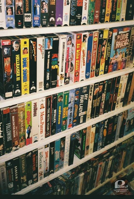 Kasety VHS – Całe dwie półki różnych kaset miałam a najbardziej lubiłam Króla Lwa i Toma & Jerry&apos;ego. 
