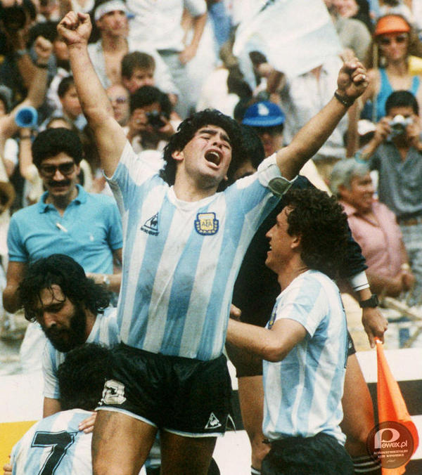 &quot;Boski Diego&quot; – Argentyński trener piłkarski i były piłkarz. Nazywany także &quot;El Diez&quot; (&quot;Dziesiątka&quot;) i &quot;Pelusa&quot; (&quot;Puszek&quot;). Jest uważany za jednego z najlepszych graczy w historii tego sportu, został wybrany najlepszym zawodnikiem XX wieku, uzyskując 53% głosów w sondzie na oficjalnej stronie FIFA. 
