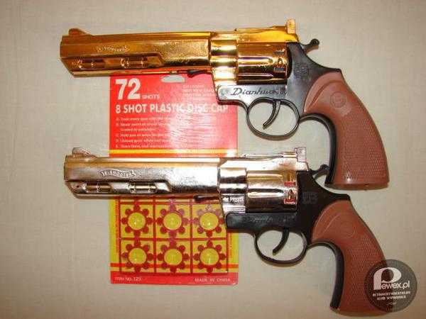 Pistolety na plastikowe magazynki – Weszły później, po kapiszonach i korkowcach. Strzelanie seriami dawało dużo frajdy. 