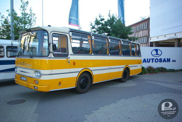 Autosan H9 – Seria autobusów lokalnych i międzymiastowych klasy midi produkowanych w latach 1973-2002 w Sanockiej Fabryce Autobusów (SFA), a następnie w zakładach Autosan S.A. w Sanoku. Nieliczne egzemplarze produkowano jeszcze do 2006 roku. Autobus zdobył dużą popularność na rodzimym rynku, szczególnie wśród przedsiębiorstw PKS oraz w mniejszym stopniu szkół nauki jazdy oraz przewoźników prywatnych. Wpłynęła na to prosta i trwała konstrukcja odporna na złą jakość polskich dróg, łatwość napraw i serwisu oraz niska cena.

źródło: Wikipedia 