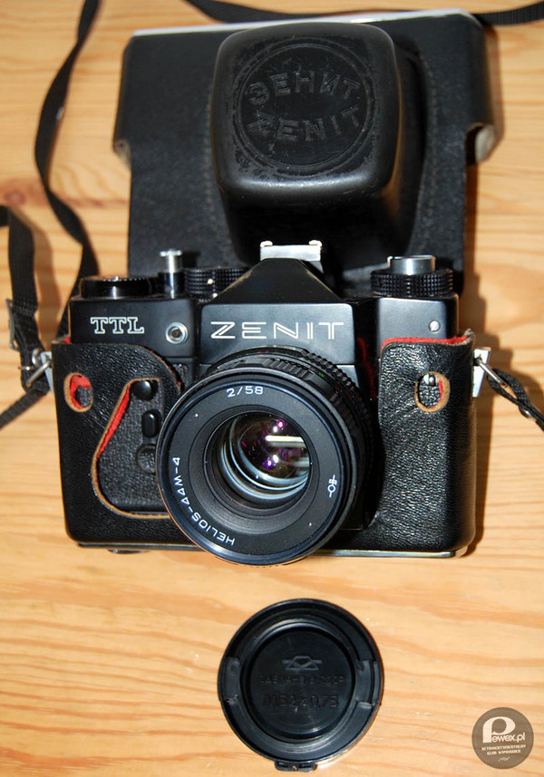 Zenit (aparat fotograficzny) – Zenit (ros. Зенит) – nazwa rosyjskich (a poprzednio radzieckich) aparatów fotograficznych. Konstrukcyjnie Zenit wywodzi się z niemieckiego aparatu dalmierzowego Leica II. Pierwsze wersje aparatu były modyfikacją aparatu Zorkij, w którym zastąpiono górną jego część układem z lustrem i pryzmatem. Mocowanie Leica M39x1 przesunięto do przodu. Zenity są lustrzankami małoobrazkowymi.

Macierzystym zakładem produkującym te aparaty są zakłady w Krasnogorsku w Rosji. Aparat jest produkowany także w uproszczonych wersjach na Białorusi i w niektórych innych zakładach Rosji. Modele produkowane w Krasnogorsku są najbardziej zaawansowane technicznie i według opinii wielu użytkowników najlepsze spośród oferowanych na rynku aparatów tej marki.

źródło: Wikipedia 