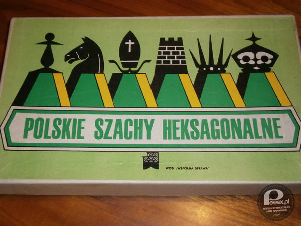 Gra Polskie Szachy Heksagonalne – Szachy heksagonalne są wariantem szachów grywanym na sześciokątnej szachownicy z sześciokątnymi polami. Zasady gry zostały opracowane w 1929 r. przez lorda H.D.Baskerville&apos;a, a następnie w 1939 r. ulepszone przez radzieckiego geologa I.Szafrana. Odmiany te nie zdobyły jednak szerszego grona wielbicieli, dopiero zaproponowana w 1949 r. i usprawniona w 1953 r. przez Władysława Glińskiego odmiana (tzw. heksagonalne szachy polskie) zdobyła popularność w Wielkiej Brytanii i Polsce, a następnie w Kanadzie i Stanach Zjednoczonych. Współcześnie szachy heksagonalne popularne są również w Szwajcarii, Francji, Włoszech, Węgrzech, Nowej Zelandii, Niemczech oraz w niektórych krajach byłego Związku Radzieckiego. 