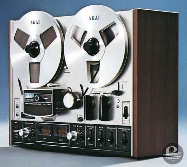 Magnetofon szpulowy AKAI 4000DS – Ma­gne­to­fo­ny szpu­lo­we były obiek­tem wes­tchnień mło­dzie­ży. Model AKAI 4000DS pro­du­ko­wa­no w la­tach 1972-1973. 