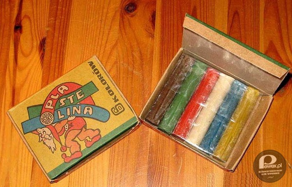 Plastelina Astra – Sześć ko­lo­rów w tek­tu­ro­wym pu­deł­ku. Resz­tę za­ła­twia­ła wy­obraź­nia, bo z pla­ste­li­ny można było zro­bić nie­mal­że wszyst­ko. 
