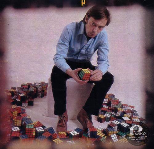Ernő Rubik – Węgierski architekt i rzeźbiarz, wynalazca kostki Rubika. 