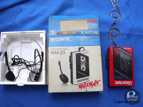 Walkman Sony WM-23 – Dostałem podobny na komunie, w ten sam dzień złamały mi się słuchawki! Jak ja wtedy płakałem! 