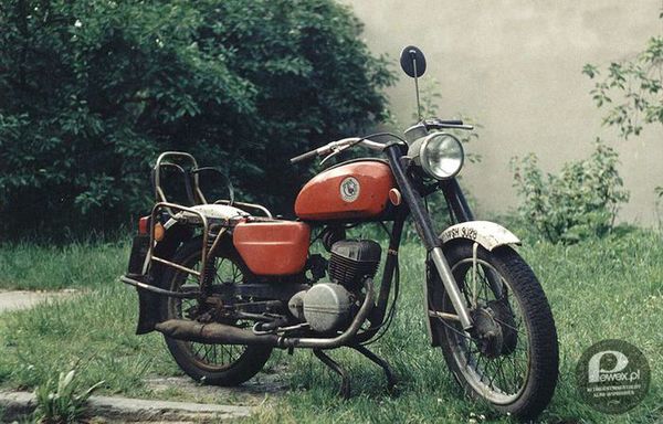 WSK – M06B3 - jeden z najbardziej popularnych modeli motocykli produkowanych w Polsce. Jego produkcja ruszyła w roku 1971. W latach 1975-1978 wprowadzono nowe modele z &quot;rodziny ptaków&quot;. Motocykle te oprócz oznaczeń literowo – cyfrowych M06 B3, miały swoje nazwy: &quot;Gil&quot;, &quot;Lelek&quot;, &quot;Bąk&quot;. Różniły się od siebie przede wszystkim kolorem (były malowane w jasnych kolorach: żółtym, czerwonym oraz niebieskim). Posiadały znacznie mniejszy bak o pojemności 10,5 l (przedtem 13 l). Zmieniono kształt kanapy, a błotniki zaczęto malować na popielato. &quot;Bąk&quot; był stylizowany na tzw. soft choppera, czyli dodano wysoko położoną kierownicę, odchylone siedzisko pasażera. &quot;Lelek&quot;, poprzez wysoko zawieszony wydech i błotnik oraz szeroką kierownicę, przypominał motocykl terenowy. &quot;Gil&quot; był najmniej zmieniony w stosunku pierwotnej wersji aniżeli Lelek oraz Bąk. Był też, wraz z M06B3, najlżejszą wersją, ważył on w stanie suchym 97 kg. 