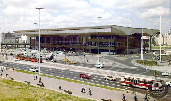 Dworzec centralny w Warszawie – Warszawski Dworzec Centralny wybudowany w 1975 roku jest symbolem polityki modernizacji kraju prowadzonej przez władze PRL w latach 70. Promowano wtedy wszędzie hasło: „Aby Polska rosła w siłę, a ludzie żyli dostatniej.” 