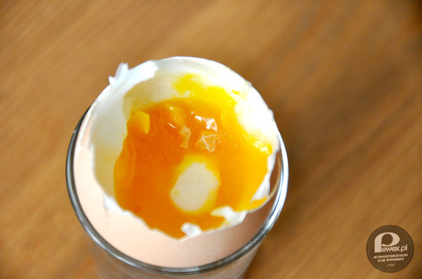 Jajko na miękko - propozycja śniadaniowa! – jajko gotowane w wodzie tak długo aż dojdzie do całkowitego ścięcia białka, ale nie żółtka. Tak przygotowane jajka mogą być jedzone same lub z dodatkami.
Jedno kurze jajko na miękko zawiera przeciętnie 88 kilokalorii.
Istnieje kilka technik gotowania jaj na miękko, jedna sugeruje gotowanie przez 3-5 minut po włożeniu do wrzątku, inna aby doprowadzić wodę do wrzenia z od początku zanurzonym jajkiem i podgrzewanie przez dwie minuty od rozpoczęcia wrzenia przez wodę.
Zbyt długie gotowanie jajka na miękko powoduje ścięcie żółtka i powstanie jajka na twardo. 
