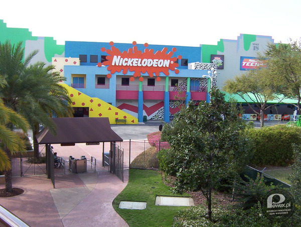 Nickelodeon Studios – Najlepsze amerykańskie miejsce lat 90-tych. Otwarte 7.06.1990 w Orlando na Florydzie w parku Universal Orlando Resort (park był wtedy pod nazwą Universal Studios Florida). Impreza z okazji otwarcia studia była huczna. Prowadzona przez Marca Summersa, prowadzącego słynnego w latach 80. i 90. teleturnieju Double Dare, zagrał zespół Perfect Gentlemen, jeszcze różne pokazy. W Nickelodeon Studios były kręcone super programy lat 90., takie jak teleturnieje np.: GUTS, Legends of the Hidden Temple (znane w Polsce z kanału Fantastic), Double Dare, seriale np.: Kenan i Kel, Klarysa wyjaśni wszystko, Świat Allegry (znane w Polsce, tak samo jak dwa teleturnieje z wymienionych, z kanału Fantastic). Na końcu zawsze była końcówka, która szła tak (zmieniało się to w zależności od programów):&quot;Get the Picture is taped in front of live audience in Nickelodeon Studios at Universal Studios, in Orlando, Florida&quot;. To miejsce również organizowało wycieczki, gdzie można było &quot;zobaczyć, jak Nick był tworzony&quot;. Podczas nich oglądało się, jak programy były tworzone, ba, nawet można było, ale poza wycieczką, być widownią. Wrócę do programu wycieczek. Można też było spróbować w smaku, naprawdę, słynny &quot;szlam&quot; oraz &quot;Gak&quot; oraz brać udział w pokazach w &quot;Game Labie&quot;, gdzie różni szczęściarze byli oblewani szlamem oraz brali udział w zabawach. Każde dziecko lubiało tam być. We wczesnych latach 20. XXI. wieku studio zaczęło słabnąć, Nickelodeon traciło pieniądze, gwiazdy nie chciały lecieć do Orlando, pracownicy odchodzili, co skutkowało mniejszą ilością gości. Przez to najpierw Nick skrócił wycieczki do 40 minut, potem przedłużył je o 5 minut., a w 2001 roku zrobił aukcję rekwizytów z programów kręconych w tym miejscu. Nic nie pomogło, tracono kasę na utrzymanie studia. W latach 2001-2004 kręcono już ostatnie programy w Nickelodeon Studios. W 2004 studio zmieniło kolor na zewnątrz z pokazanego na zdjęciu na limonkowo-pomarańczowo-biały. To dawało nadzieję zwiedzającym, że zmieniają studio i je zajmują. W lecie 2004 roku nakręcono ostatni program w Nickelodeon Studios pod tytułem &quot;Nickelodeon SPLAT&quot;. Potem były już tylko wycieczki. W 2004 roku Nickelodeon zapowiadał zamknięcie studia na forum dyskusyjnym. I tak się stało. 30.04.2005 roku Nickelodeon Studios zostało zamknięte. Po zamknięciu wszystko usuwano: znak nad końcem kolejki do studia, logo Nick&#039;a: namalowane na budynku i przyczepione do jednego z budynków, słynny gejzer szlamu oraz plakaty na zewnątrz studia. Podczas usuwania rzeczy, chłopiec o imieniu Elijah przyczepił na fasadę kartkę z treścią: &quot;My nigdy nie zapomnimy... NICKELODEON STUDIOS (1990-2005) - Elijah&quot; oraz zdjęciem znaku prowadzącego do toalet, naprawdę. Pojawiło się to w czerwcu 2006 roku, a zniknęło kilka miesięcy później, w listopadzie. Ponad 2 lata po zamknięciu Nickelodeon Studios, otwarto Blue Man Group Sharp Aquos Theater. Jedynymi pamiątkami po Nickelodeon Studios są niektóre pokoje pomalowane w stylu Nick&#039;a, ściana z wszystkimi programami nakręconymi tam, która jest w środku, kapsuła czasu pochowana 13 lat przed zamknięciem, która po zamknięciu została przeniesiona do hotelu Nickelodeon Suites Resort, powtórki programów kręconych w studiu oraz filmy na Youtube. 