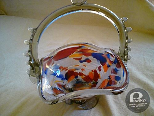 Kolorowy koszyczek – Obok szklanych rybek, jeden z modniejszych elementów dekoracyjnych z epoki. 