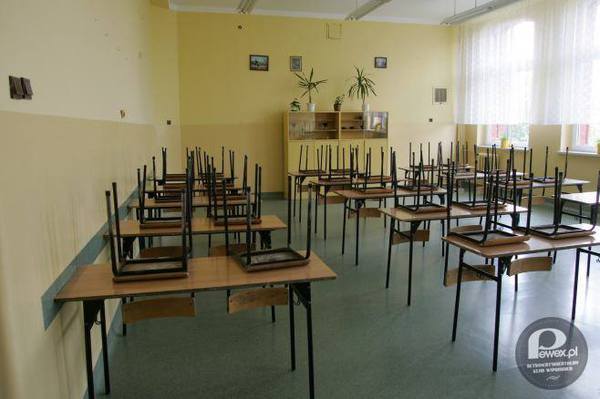Ławki i krzesełka w klasach – Pamiętacie to słynne kładzenie krzeseł na ławki po ostatniej lekcji? 