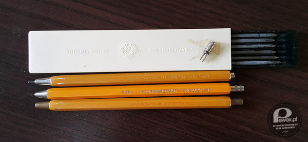 Ołówki automatyczne KOH-I-NOOR VERSATIL – Nieśmiertelne ołówki automatyczne KOH-I-NOOR VERSATIL - 2 mm żółte (5201) bez klipsów, z wkładami.
Dolny i górny z lat 70 i 80, oczywiście produkcji czechosłowackiej kupione na wycieczce w Pradze, środkowy kupiony już w kraju w końcówce lat 90. Wszystkie wciąż działają, temperówki również.
Niestety w codziennej pracy przegrywają z ołówkami automatycznymi na wkład 0,7mm, których nie trzeba temperować. 