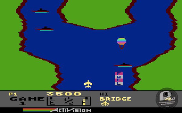 Graliście w River Raid? – River Raid - gra komputerowa z gatunku shoot &#039;em up, wydana w roku 1982 przez firmę Activision na konsolę Atari 2600, a później na Atari 5200, 8-bitowe Atari, ColecoVision, Commodore 64, IBM PC, IBM PCjr, Intellivision, ZX Spectrum i MSX. Gracz kontroluje myśliwiec lecący nad rzeką w widoku z lotu ptaka i zdobywa punkty za zestrzeliwanie wrogich samolotów, helikopterów, statków oraz balonów (dla wersji innych niż dla Atari 2600). Lecąc nad stacjami paliwowymi, samolot tankuje paliwo. Gracz może się poruszać w lewo i prawo oraz przyspieszać i zmniejszać prędkość lotu. Kolejne poziomy są zaznaczane mostami przechodzącymi przez rzekę. Gra została zaprogramowana przez Carol Shaw, jedną z programistek Activision, która wcześniej pracowała w Atari i Tandem Computers. Była ona pierwszą w historii kobietą projektującą gry komputerowe. 
