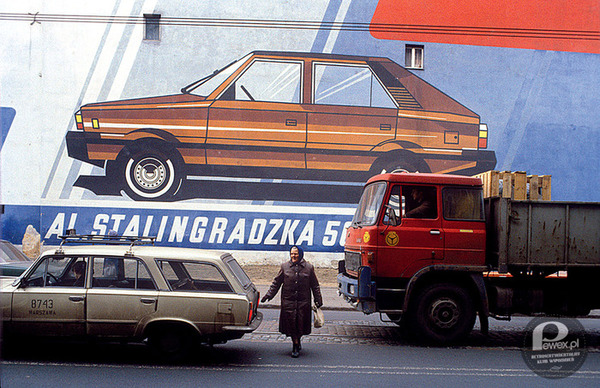 Mural reklamowy na Al. Stalingradzkiej w Warszawie. – luty 1982, fot. Chris Niedenthal 