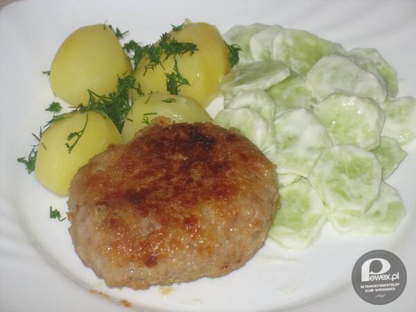 Kotlet mielony z ziemniakami i mizerią – polska klasyka kulinarna 