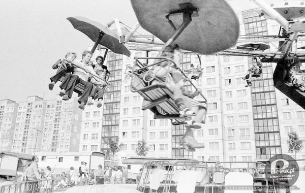 Karuzela &quot;spadochronowa&quot; – TYCHY - 1986. foto: Ireneusz KAŹMIERCZAK 