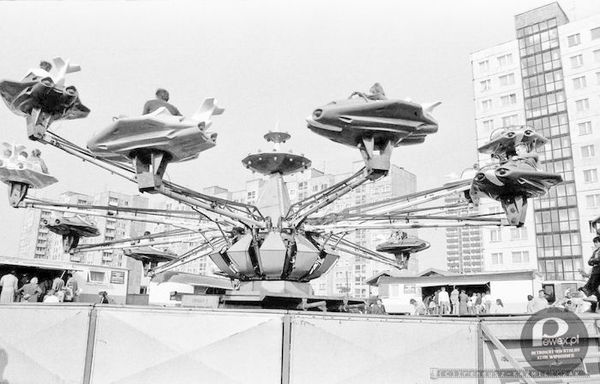 Karuzela &quot;samoloty&quot; – TYCHY - 1986. foto: Ireneusz KAŹMIERCZAK 