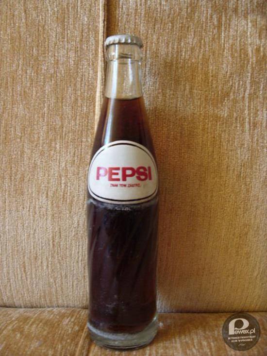 Pepsi-Cola – Napój łączący pokolenia na całym świecie. Do PRL-u sprowadzony w połowie lat 70, jako towar reglamentowany, z czasem coraz bardziej popularny i powszechny. Charakterystyczna butelka szklana na zdjęciu, widoczna była w naszych sklepach spożywczych, barach i restauracjach do około połowy lat 90. 
