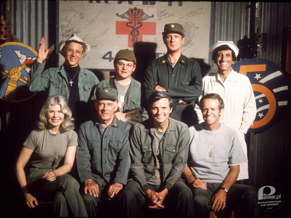 M*A*S*H – Popularny amerykański serial komediowy o grupie amerykańskich chirurgów wojskowych i pielęgniarek służących w szpitalu polowym (w nomenklaturze US Army — MASH — Mobile Army Surgical Hospital) podczas wojny w Korei w latach 50. Składający się z 251 odcinków, podzielonych na 11 serii, emitowany przez telewizję CBS od 17 września 1972 do 28 lutego 1983. Od tego czasu nieustannie retransmitowany przez telewizje na całym świecie. 