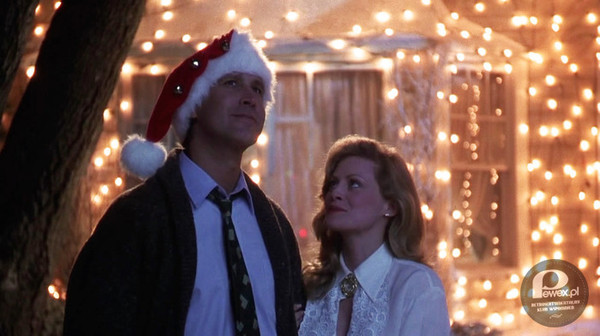 &quot;W krzywym zwierciadle: Witaj, święty Mikołaju&quot; – Clark Griswold (Chevy Chase) postanawia zorganizować rodzinne idealne Boże Narodzenie. Przeszkadza mu w tym nieustannie prześladujący go pech. - 1989r. 