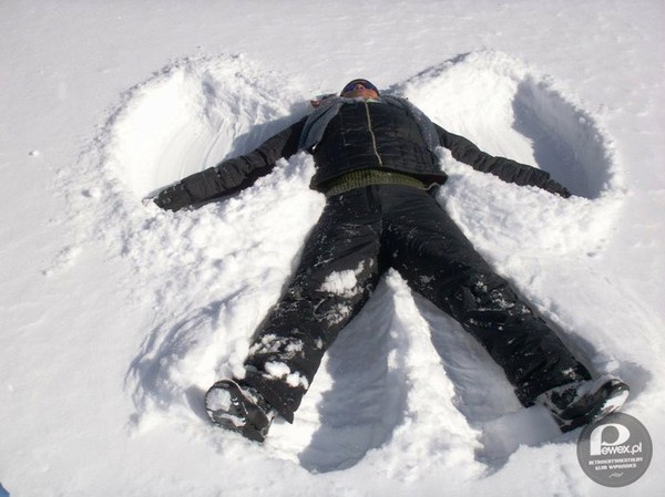 Robienie orzełka na śniegu – jedna z ulubionych, zimowych zabaw z dzieciństwa 