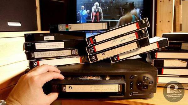 Kasety VHS – Kto z nas nie oglądał filmów czy bajek na kasetach VHS? Ba, kto z nas nie był gwiazdą takiej wideo relacji z rodzinnej uroczystości? 