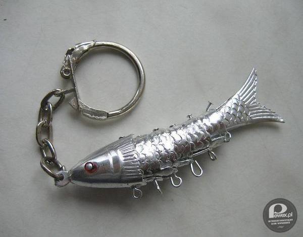 Brelok rybka – kultowy brelok w kształcie ryby, której ogon wyginał się na wszystkie strony. 