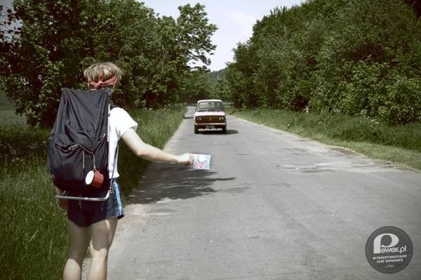 Auto stop – Bardzo popularna metoda podróżowania wśród młodych ludzi w czasach PRL. 