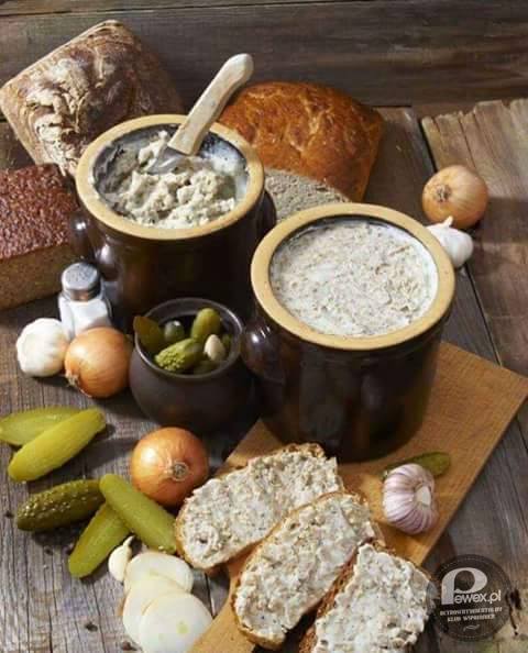 Klasyczne, polskie specjały – wiejski chleb, smalec i kiszony ogórek 